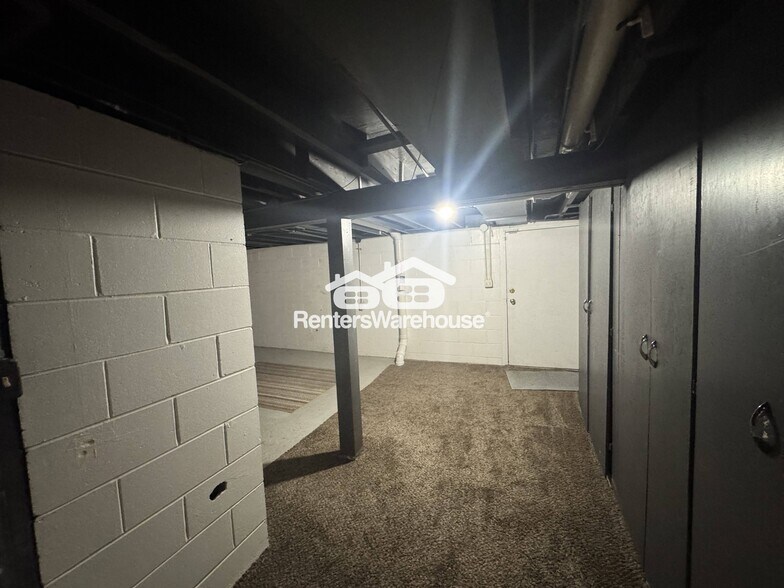 Building Photo - 5813 Clark St