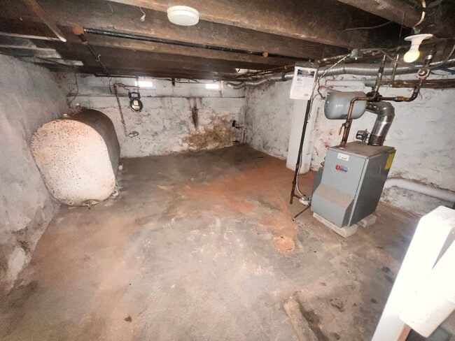 Building Photo - Contemporary 2 Bedroom Townhome w/ Updated Kitchen & Washer/dryer