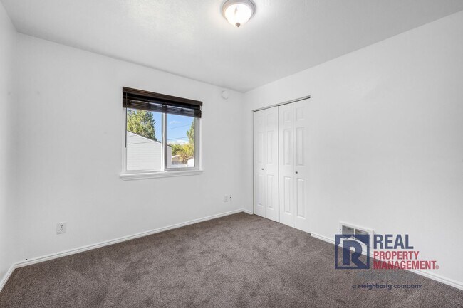 Building Photo - 1215 Cottage Ave