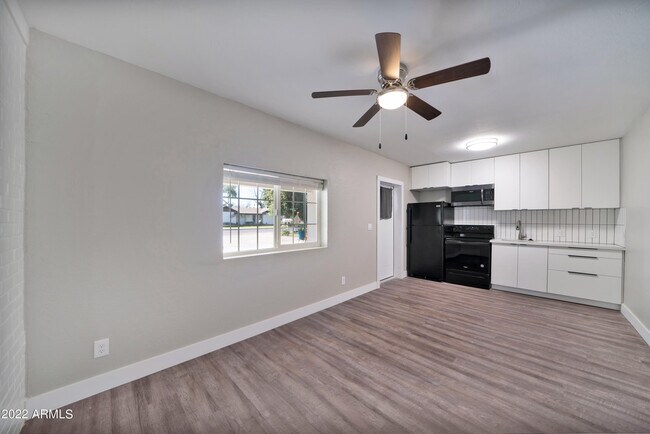 Building Photo - 6 E Linda Ln