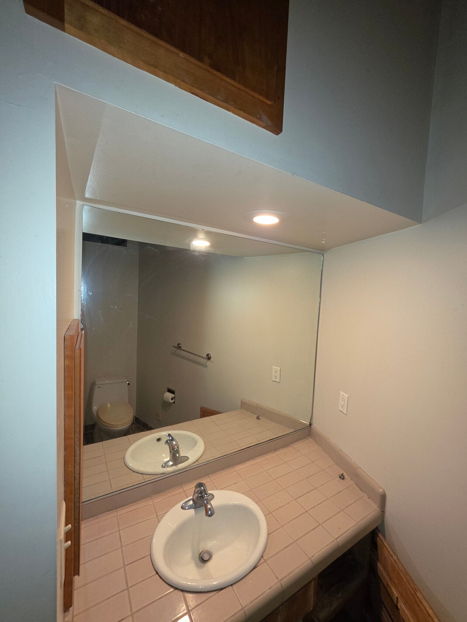 Master full bathroom (3rd floor) - 2635 Hollyridge Dr