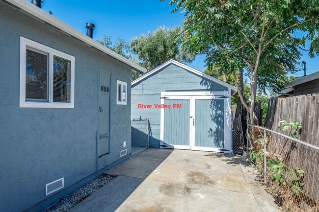 Building Photo - Adorable remodeled Cottage, 3+2, CHA, Garage, fenced yard, close to Christian Brothers High School