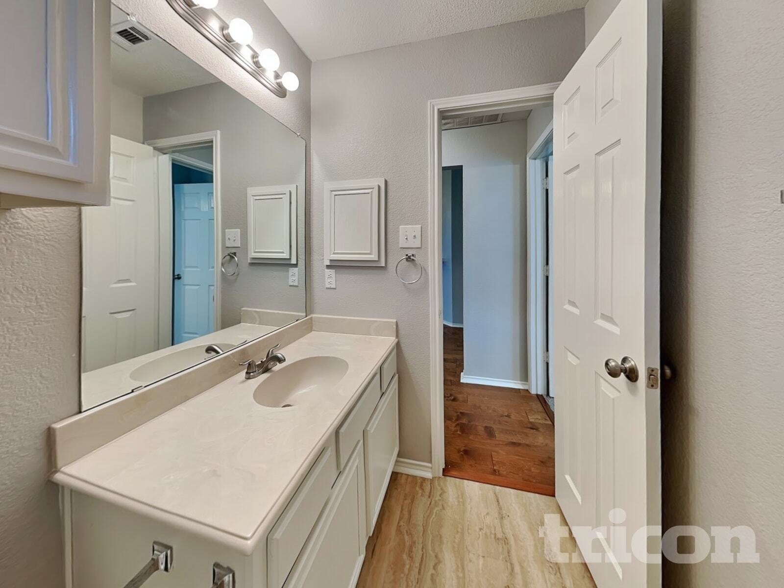 Building Photo - 919 Bermuda St