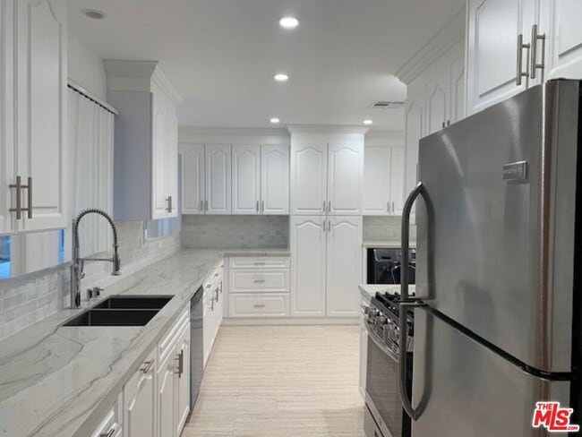 Building Photo - 6043 S Garth Ave