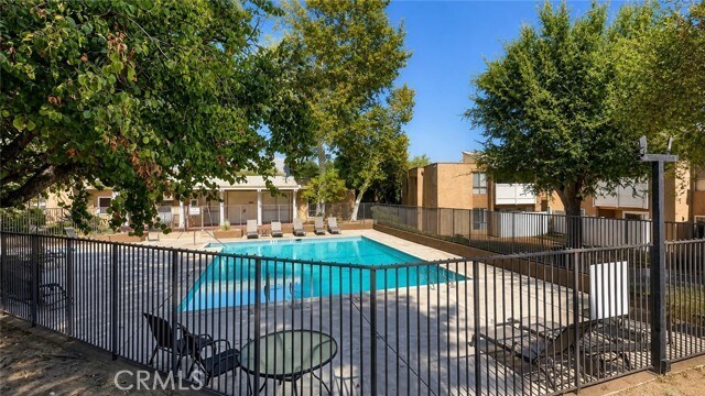 Building Photo - 10331 Lindley Ave