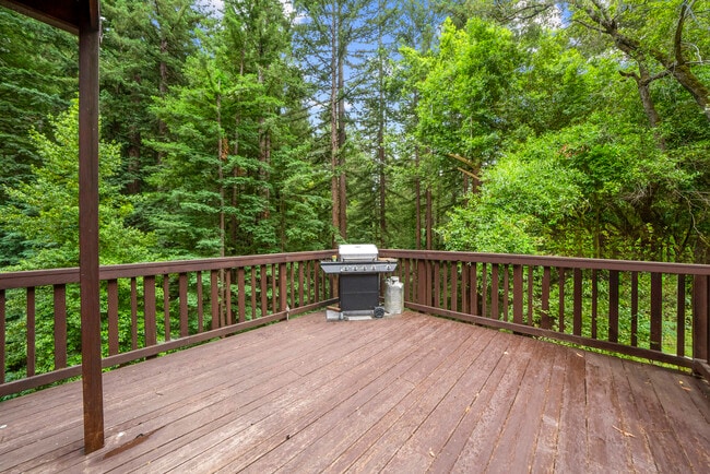 Building Photo - 975 Logan Creek Rd