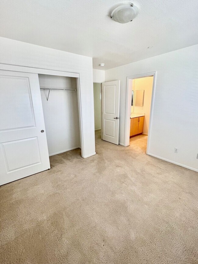 Building Photo - 3bd 3bth Gated