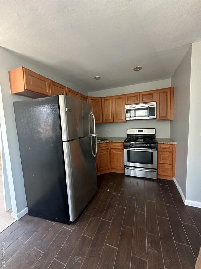 Building Photo - 665 E Broadway