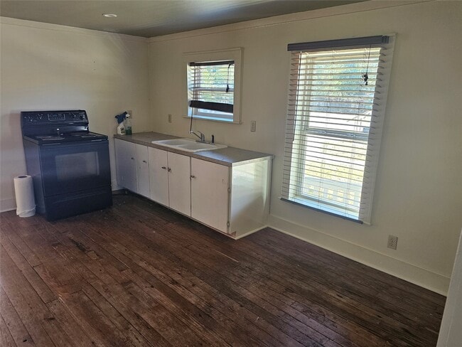 Building Photo - 5118 Pine Ave