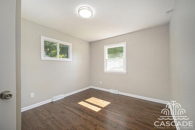 Building Photo - 806 SW Lea Dr