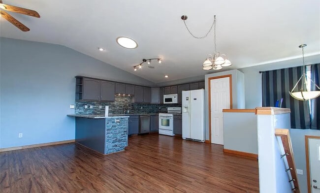 Building Photo - 907 Di Maggio Dr