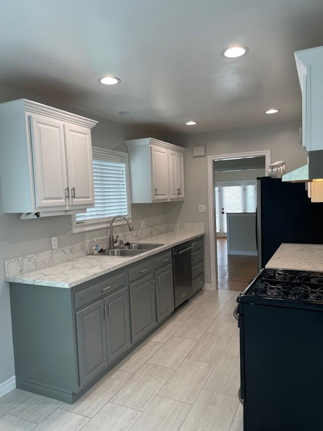 Building Photo - Beautiful Southwood Home for Lease