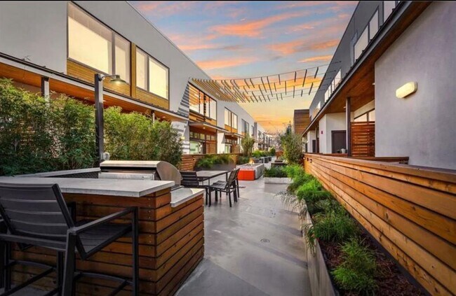 Building Photo - 2002 E 7th St