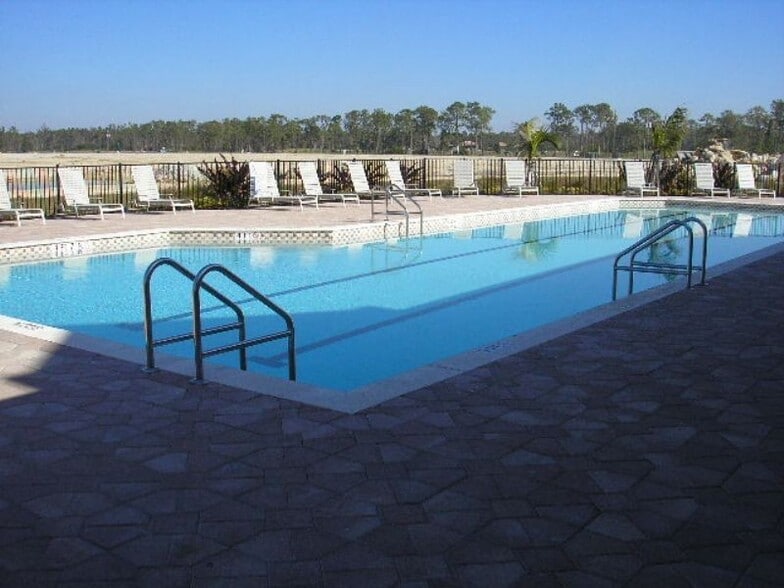 Building Photo - Spacious  3/2 ground floor unit