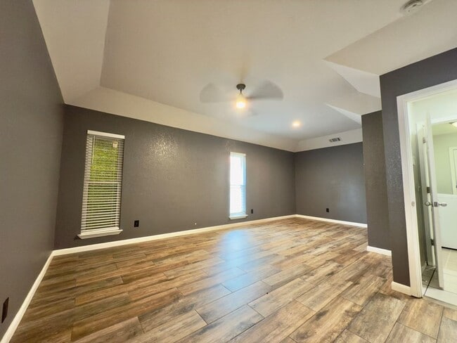 Building Photo - House For Rent