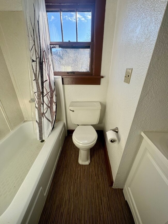 Building Photo - Cave Ave