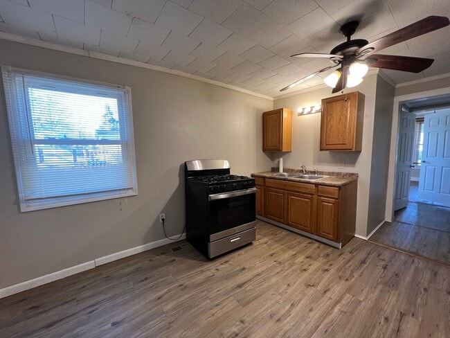 Building Photo - 3 bedroom 1.5 bathroom