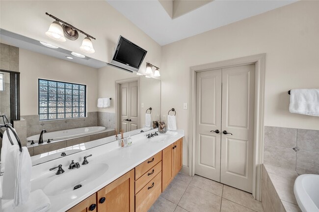 Building Photo - 2318 Camden Dr