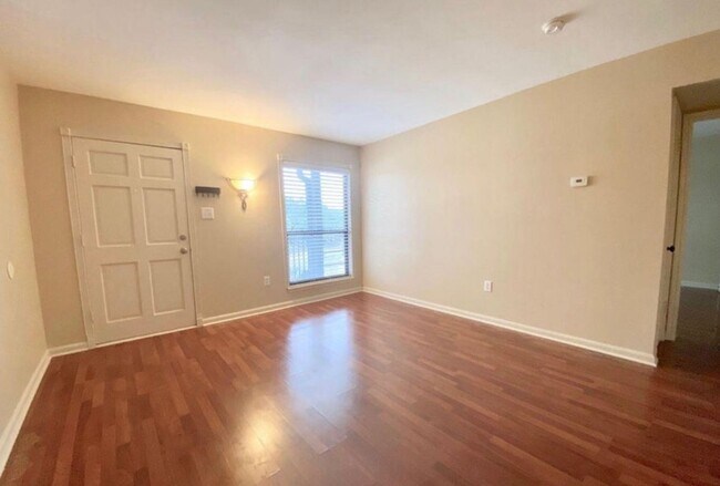 Building Photo - RENT RENTAL NEAR UL LAFAYETTE!