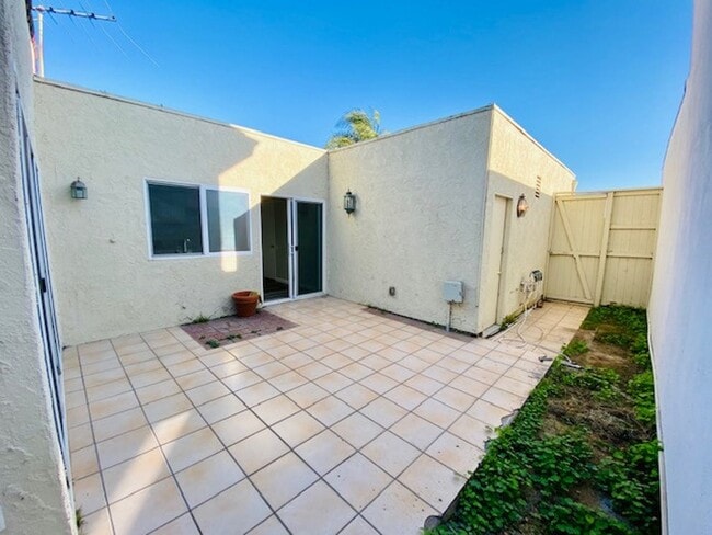 Building Photo - 3 Bed 2 Bath in Gated Beach Community-A must see Home
