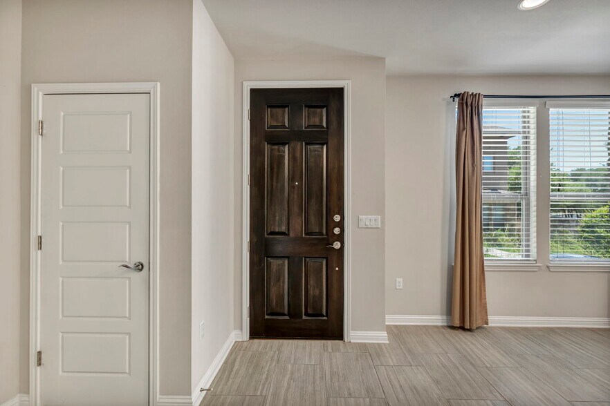 Building Photo - 13800 Lyndhurst St