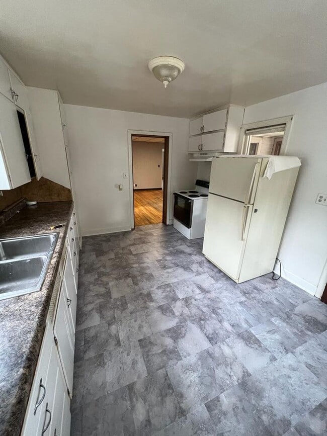 Building Photo - RE SOLUTIONS WI LLC