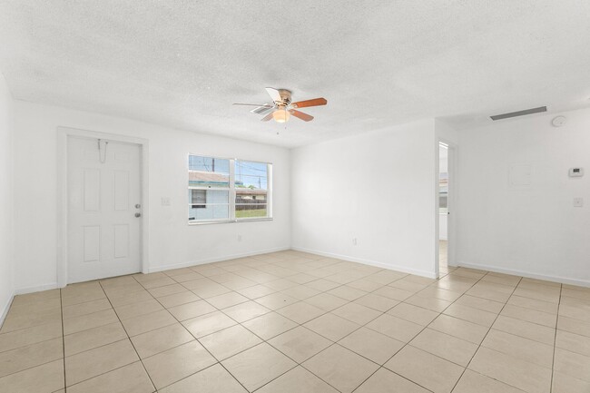 Building Photo - 4790 Gulfstream Rd