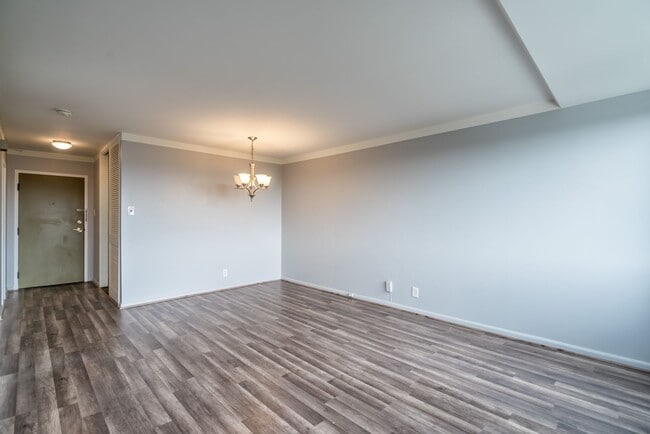 Building Photo - UTILITIES INCLUDED-Stunning 1 Bed 1 Bath Condo In Popular High-Rise Fountains Building