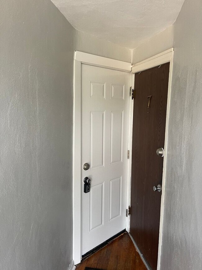 Building Photo - Large 1 Br upstairs apartment - with 2 bon...