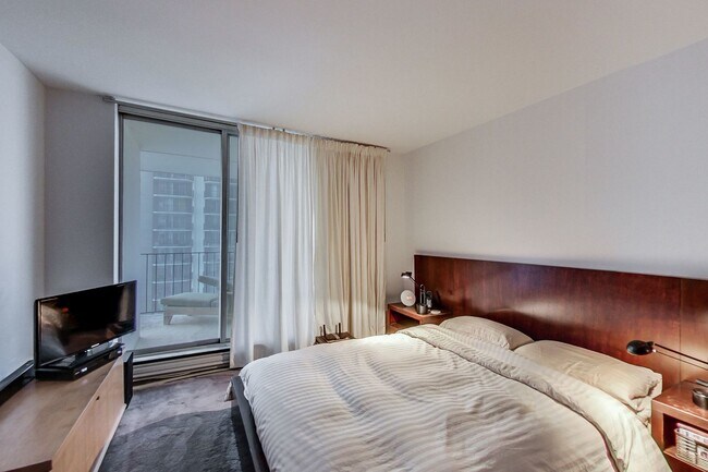 Building Photo - 6033 N Sheridan Rd