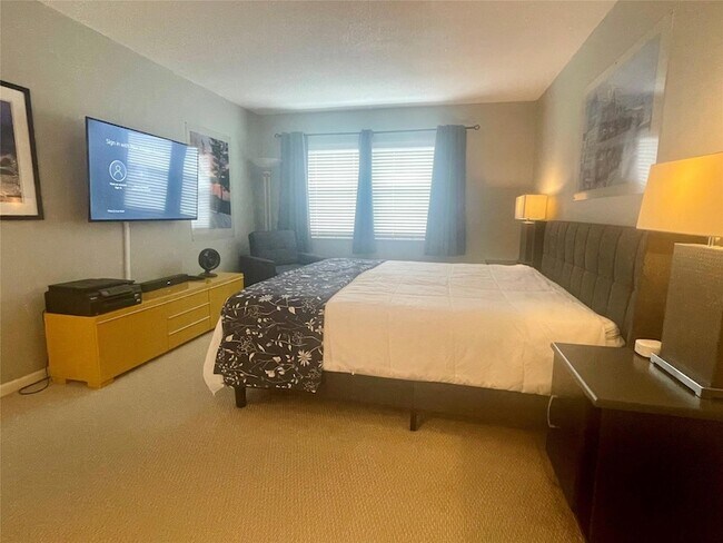 Building Photo - 2500 NE 48th Ln