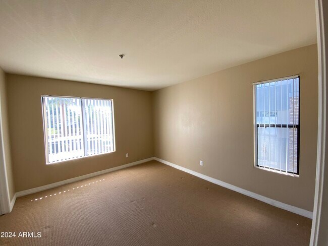 Building Photo - 2025 E Campbell Ave