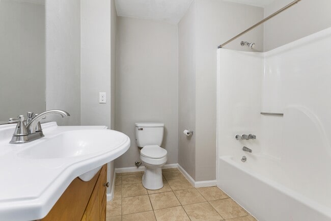 Building Photo - 226 Woodbury Forrest Dr