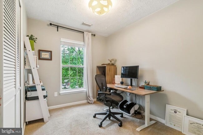 Building Photo - 9525 Oakhurst Dr