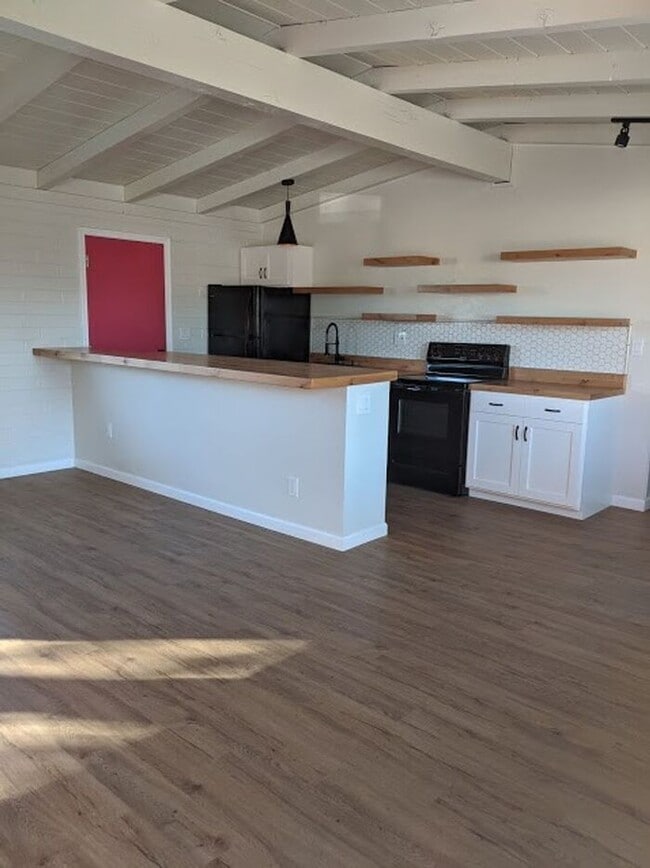 Building Photo - Super Cute Southwestern 2 Bedroom - ! Bath...