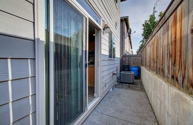 Building Photo - 3 BR, 2.5 BA Creekwood Townhome - $500 OFF 1st Mo. Rent!