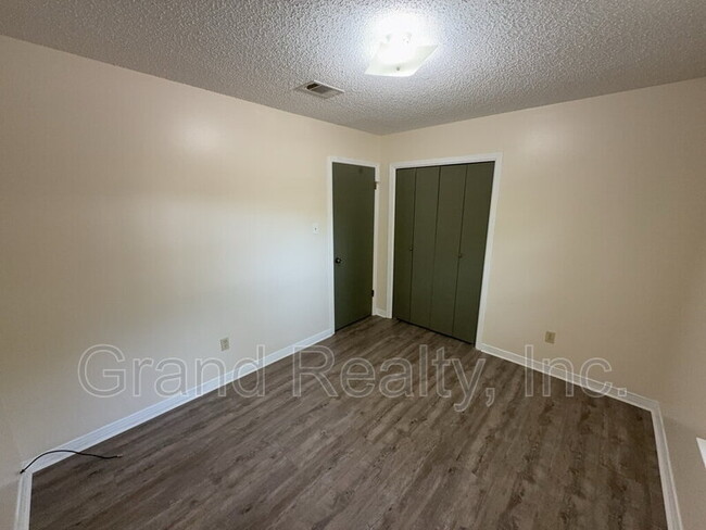 Building Photo - 2881 E Johnson Ave