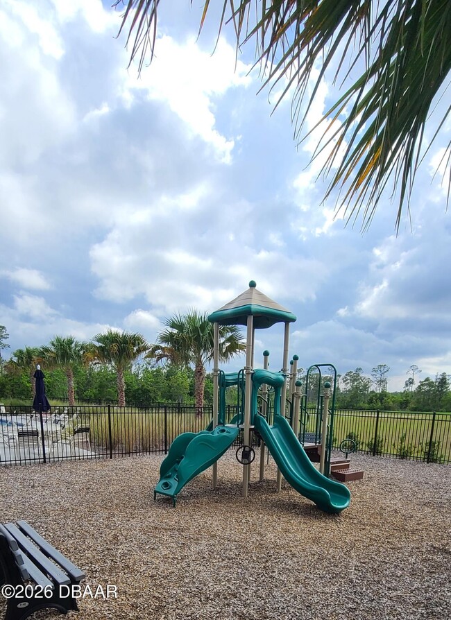 Building Photo - 550 Armoyan Wy