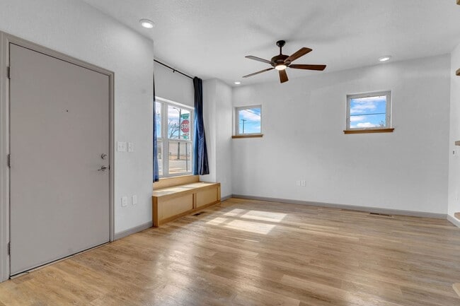 Building Photo - Townhome 3Bed 2Bath - Long Realty and Property Reality