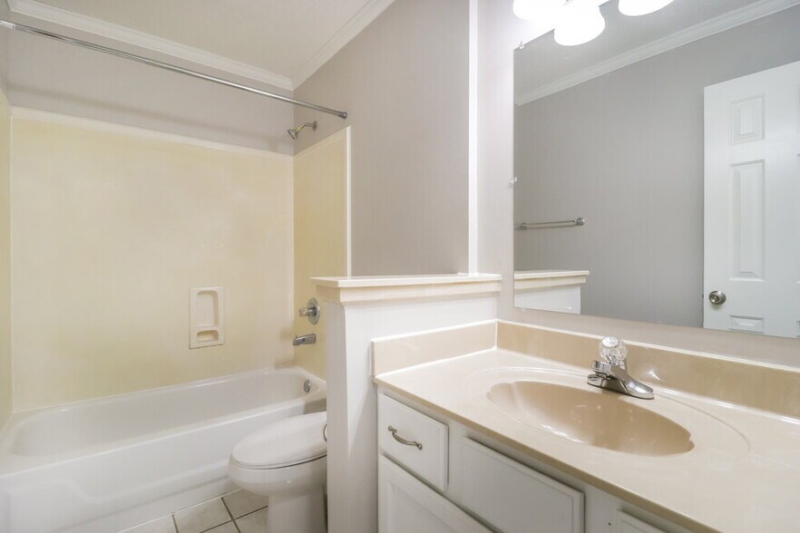 Building Photo - 10029 Woodland Grove Dr