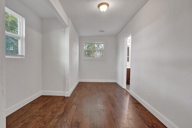 Building Photo - 651 SW 15th St