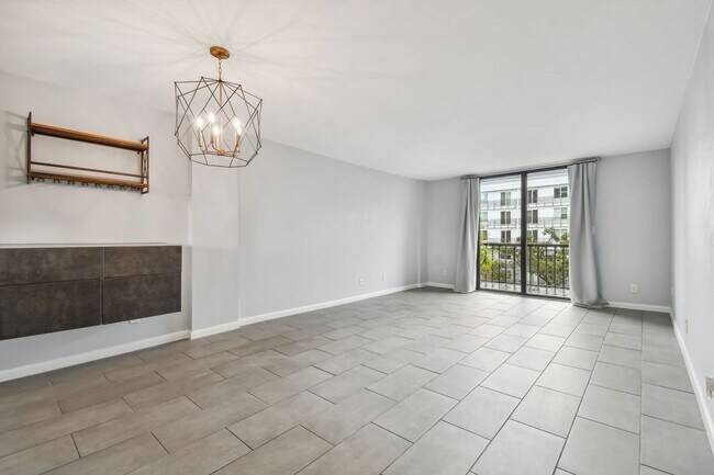 Building Photo - Charming 1 Bed, 2 Bath Condo in the Vibran...