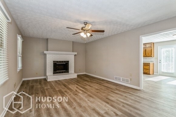 Building Photo - SELF TOUR NOW! - 2650 Green Meadow Ln NE, ...