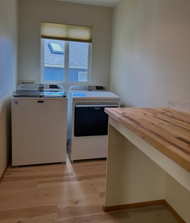 Building Photo - 12726 Plateau Cir NW