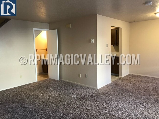 Building Photo - 747 Meadows Dr