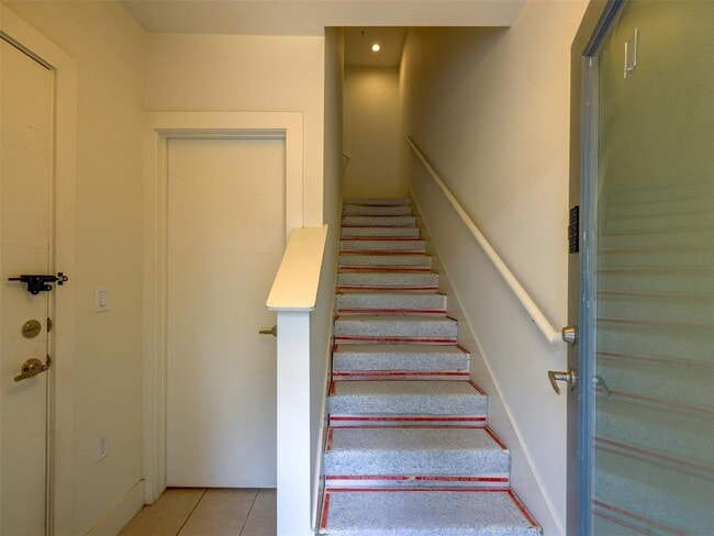 Building Photo - 604 N Bluff Dr