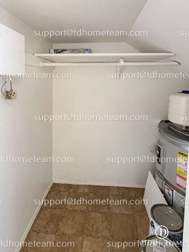 Building Photo - "Charming 2-Bed Townhouse with Gleaming Ha...