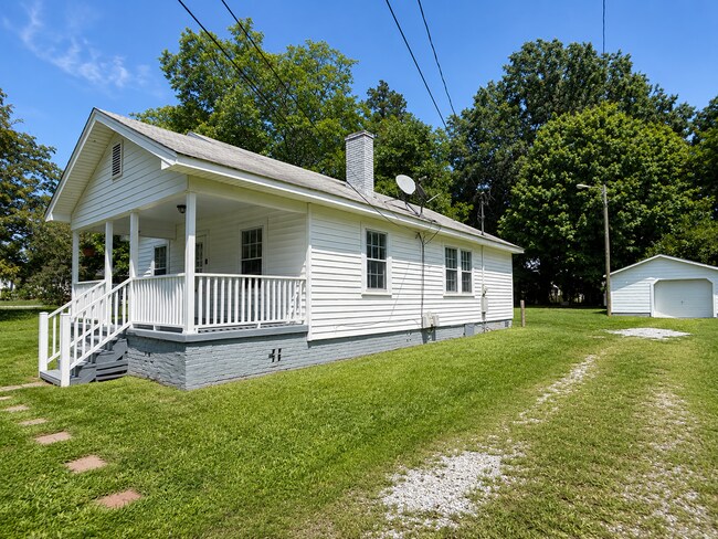 Building Photo - Two bedroom, 1 bath house in Burlington