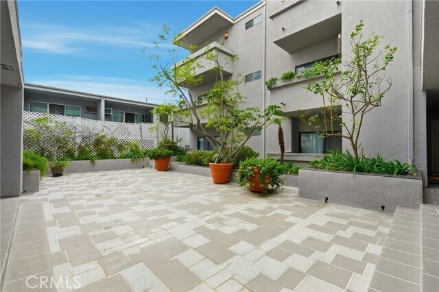 Building Photo - 2219 S Bentley Ave