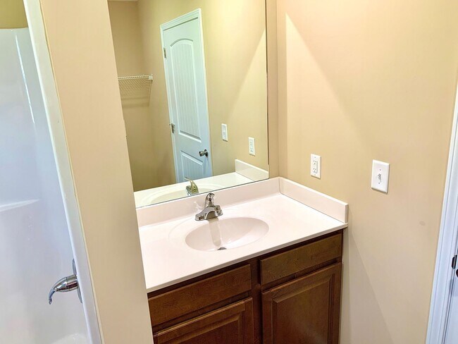 Building Photo - Duplex 2 Bedroom / 2Bath  Johnson City